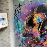 "Liebe in Zeiten des Corona-Virus" ist dieses Wandgemälde betitelt, das sich in der französischen Gemeinde Ivry-sur-Seine befindet. Es stammt von dem Graffiti-Künstler C215, der mit bürgerlichem Namen Christian Guémy heißt und als "Frankreichs Antwort auf Banksy" tituliert wurde.