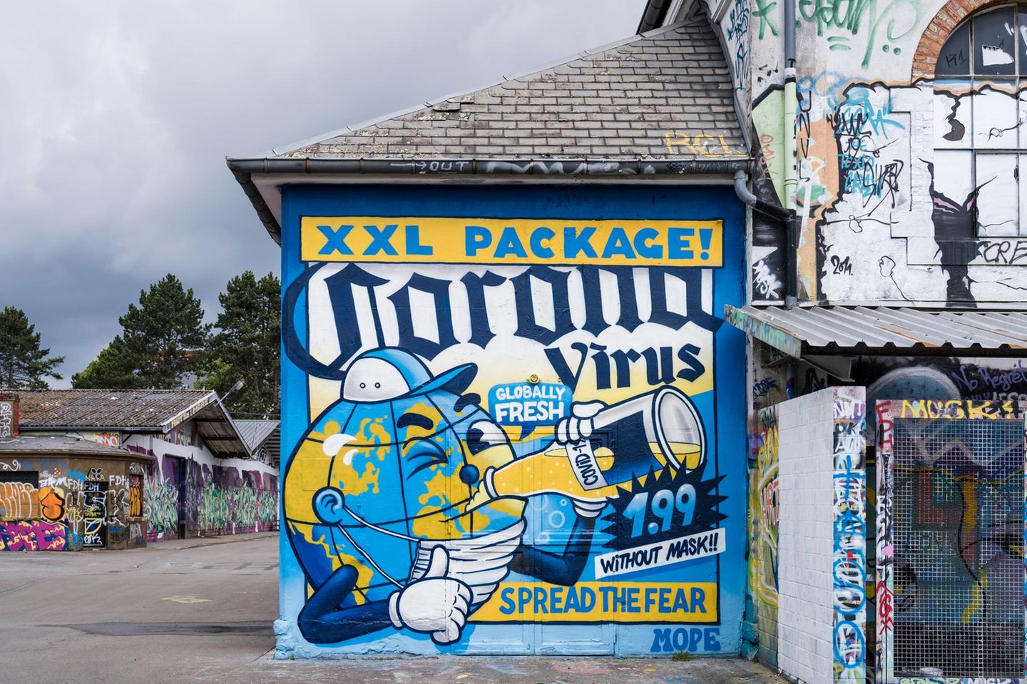 Das gefährliche Virus hat der mexikanischen Biermarke Corona einen ungeheuren Popularitätsschub verpasst. Die Fotografin Caroline Martin hat dieses Motiv in Luxemburg entdeckt. 