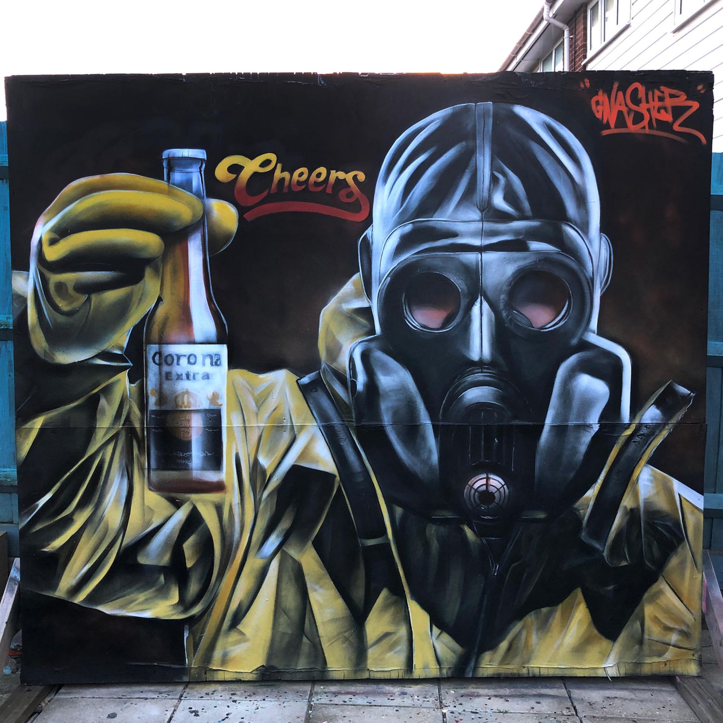 Auch der britische Street-Artist Gnasher spielt auf die mexikanische Biermarke an. Sein Kunstkwerk befindet sich in der englischen Stadt Royston in Hertfordshire. Die Botschaft ist eindeutig: Cheers - Prost.