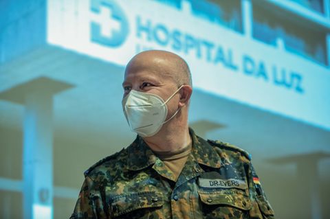 Seit dem 3. Februar ist Oberstarzt Jens-Peter Evers mit seinem Team Hospital da Luz in Lissabon im Einsatz