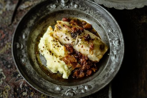 Im Kohlmantel: Kasselerfarce und Schweinefilet. Ringsherum: Kartoffelpüree, Tomaten, Kümmel