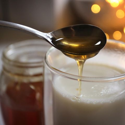 In die Moon Milk gehört auch Honig