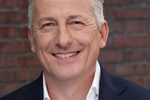 Markus Wildhagen lacht im Bares für Rares Studio in Pulheim in die Kamera