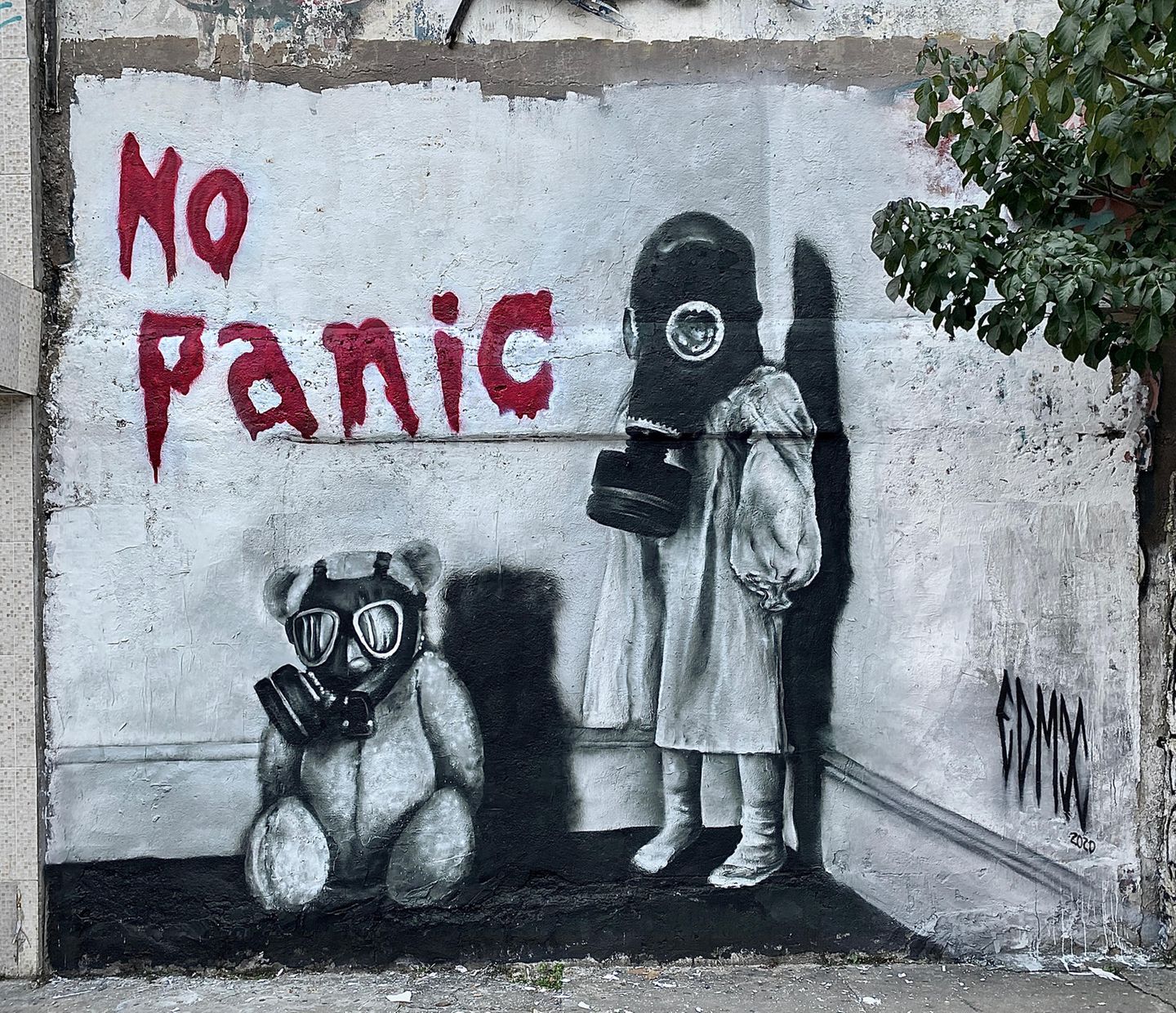 "No Panic": Dieses an eine Hauswand in Sao Paolo gesprühte Graffito will keine Panik verbreiten, wirkt aber dennoch sehr beunruhigend. Es stammt von dem brasilianischen Künstler Henrique EDMX Montanari.