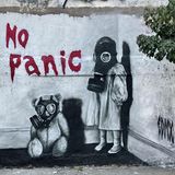 "No Panic": Dieses an eine Hauswand in Sao Paolo gesprühte Graffito will keine Panik verbreiten, wirkt aber dennoch sehr beunruhigend. Es stammt von dem brasilianischen Künstler Henrique EDMX Montanari.