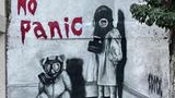 "No Panic": Dieses an eine Hauswand in Sao Paolo gesprühte Graffito will keine Panik verbreiten, wirkt aber dennoch sehr beunruhigend. Es stammt von dem brasilianischen Künstler Henrique EDMX Montanari.
