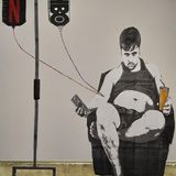 Auch dieses Werk bildet ein Phänomen der Corona-Pandemie ab. Dieser Mann hängt an einem Tropf. In seine Venen fließt aber keine Medizin - sondern er betankt sich mit Netflix und HBO. Wie so viele, die ihre Abende daheim verbringen. Das Bild ist an einer Hauswand in Madrid zu bewundern und stammt von dem Künstler Nikola Tesla.