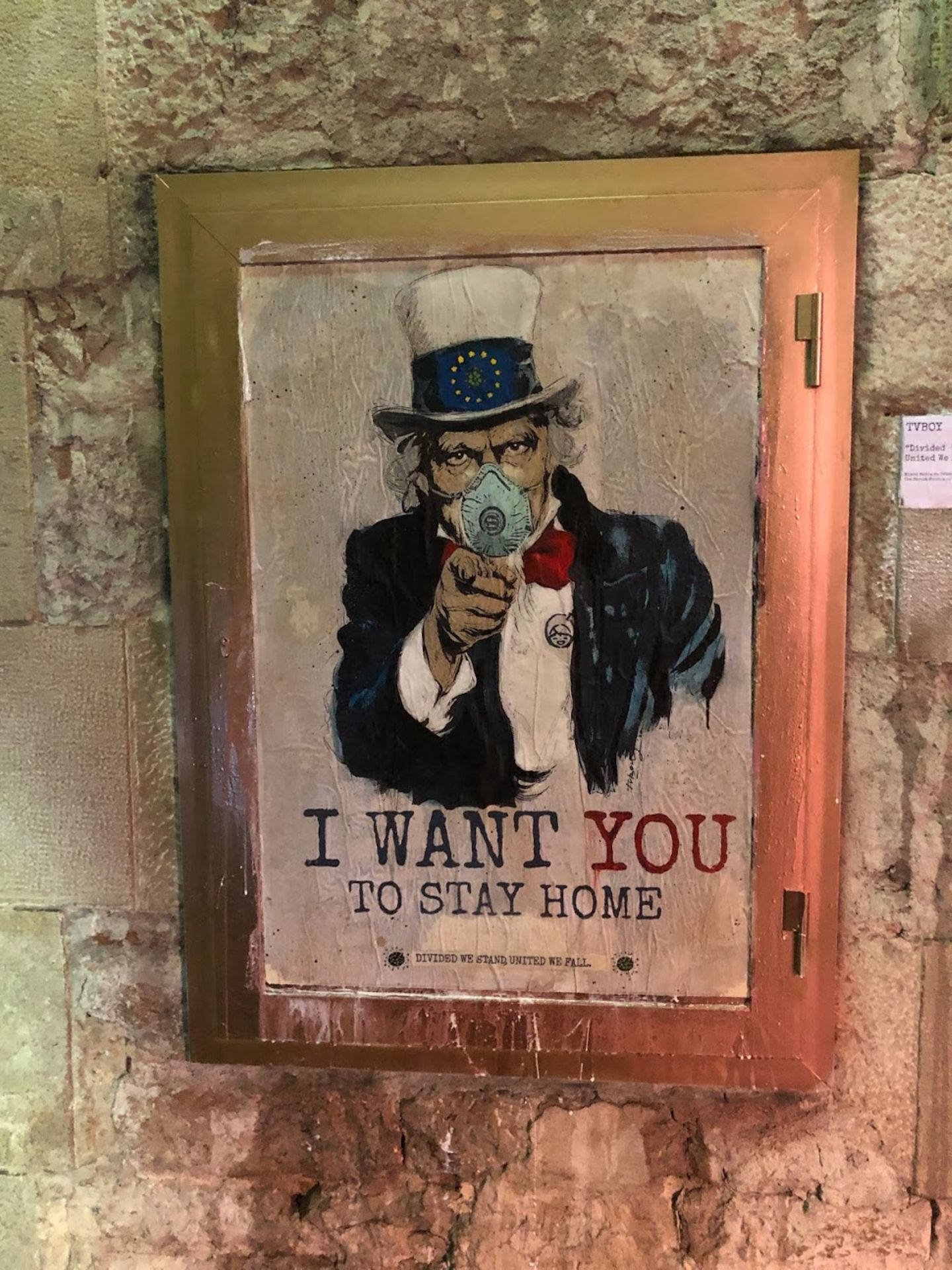 Früher rief Uncle Sam die Menschen mit diesem Motiv zum Wehrdienst auf. Heute haben es die Menschen einfacher: Sie müssen nicht in den Krieg ziehen - sondern einfach nur zuhause bleiben. So sieht es zumindest der Street Art-Künstler TV Boy.