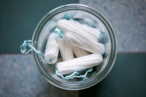 Viele Tampons in einer Glasschale, von oben fotografiert