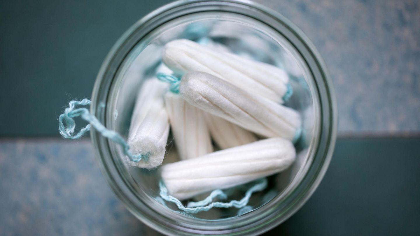 Viele Tampons in einer Glasschale, von oben fotografiert