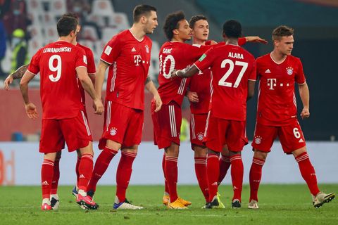 Die Mitspieler feiern Benjamin Pavard (3.v.r.) für sein Siegtor im Finale der Klub-WM.