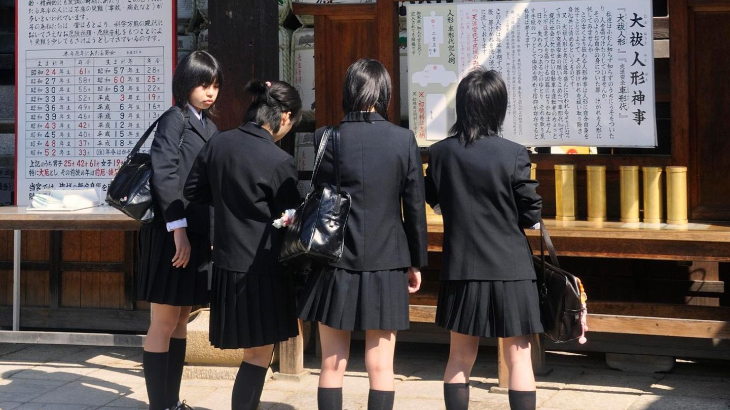 Schülerinnen aus Japan müssen was ihr Aussehen betrifft, strenge Regeln befolgen 