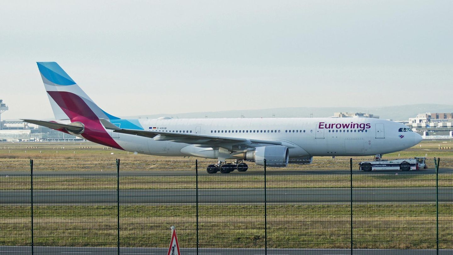 Ein Airbus A330-200 noch in den alten Farben der Eurowings am Frankfurter Flughafen