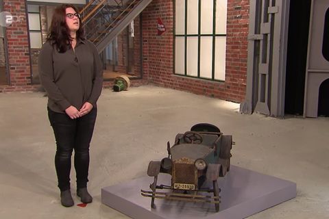 Bares für Rares Verkäuferin Julia Brinkmann steht neben ihrem Tretauto im Händlerraum