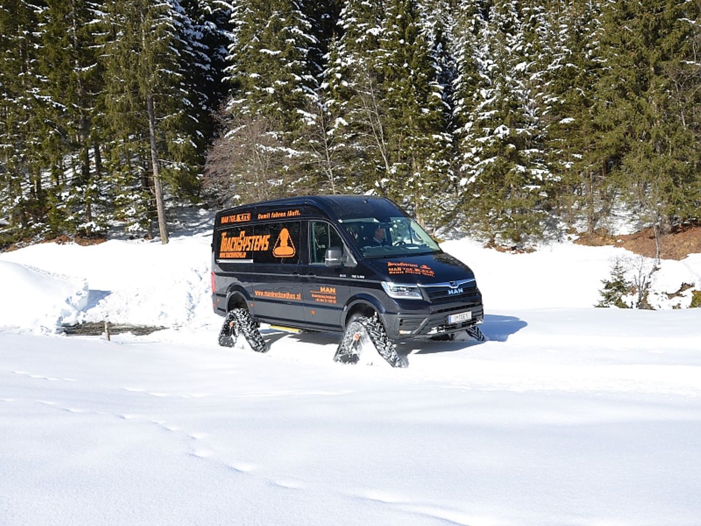 MAN TGE 4x4 mit Raupenantrieb
