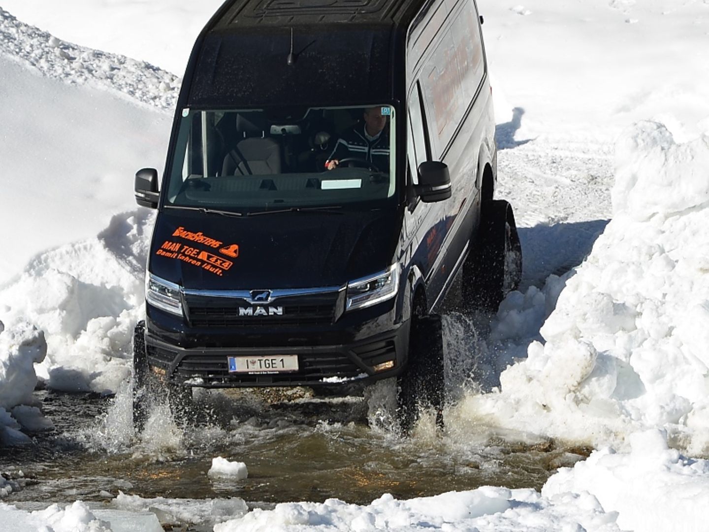 MAN TGE 4x4 mit Raupenantrieb