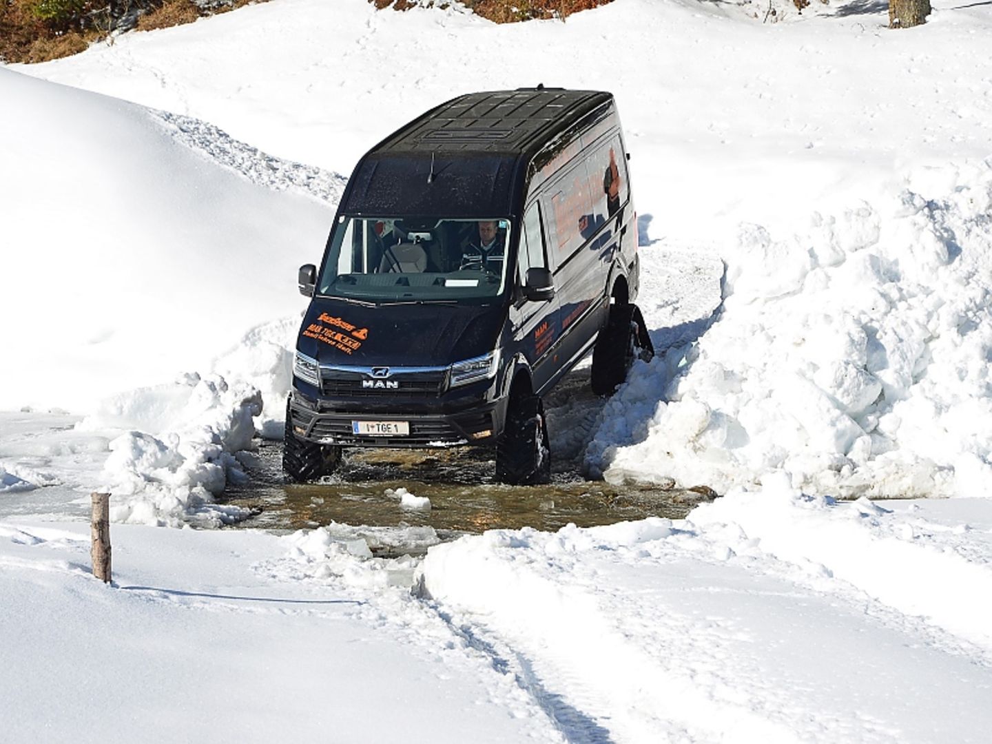 MAN TGE 4x4 mit Raupenantrieb