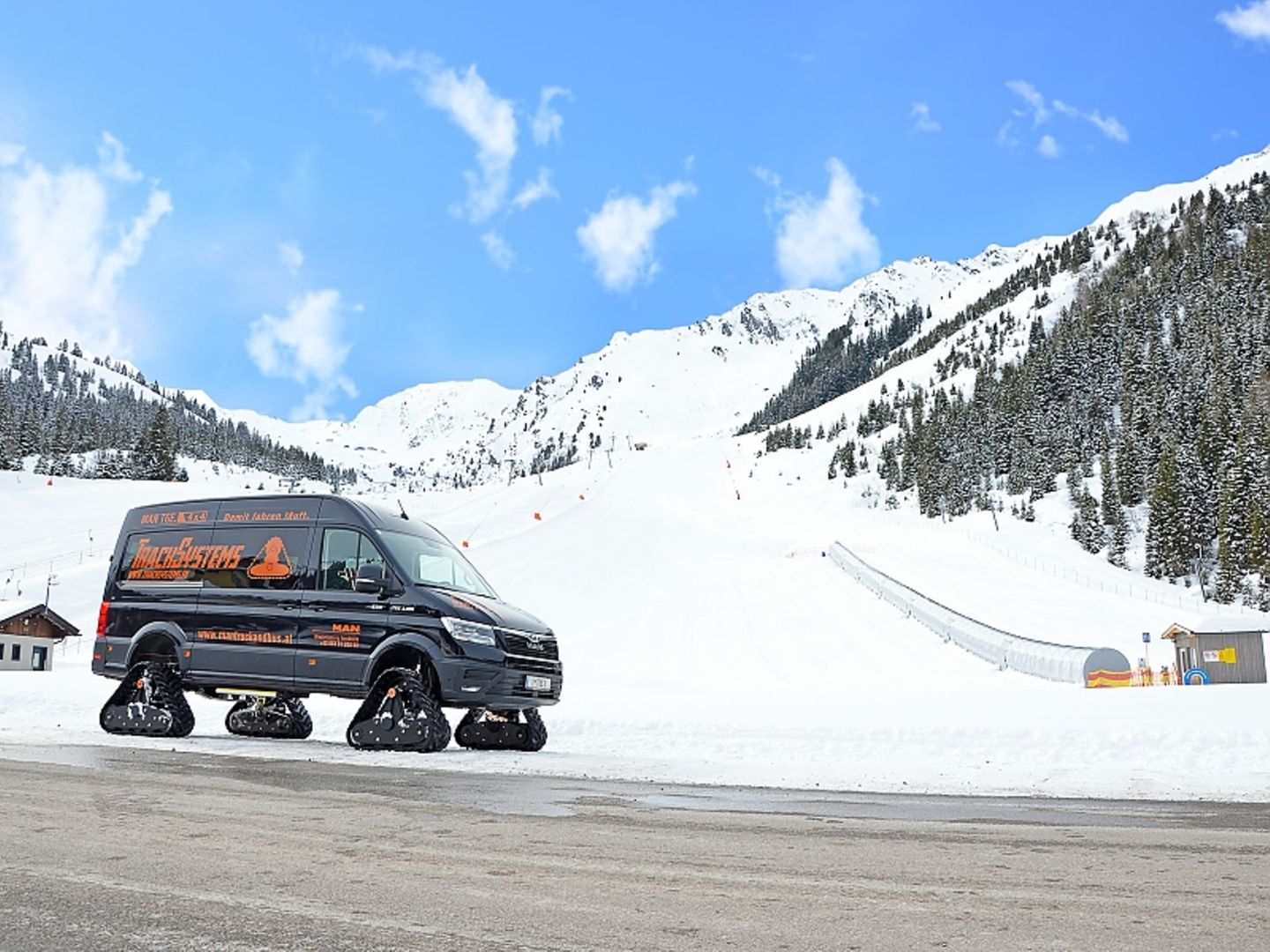 MAN TGE 4x4 mit Raupenantrieb