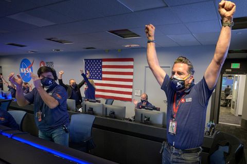 Mitarbeiter des Perseverance-Rover-Teams der NASA jubeln in der Missionskontrolle