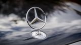 Der Mercedesstern sitzt nicht mehr auf der Kühlermaske, sondern leicht nach hinten versetzt auf der Motorhaube