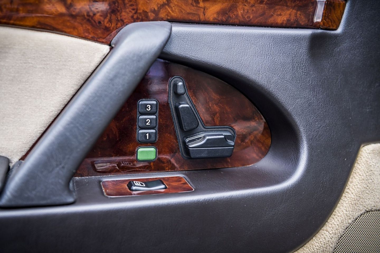 Typisch Mercedes: Sitzverstellung in der Tür