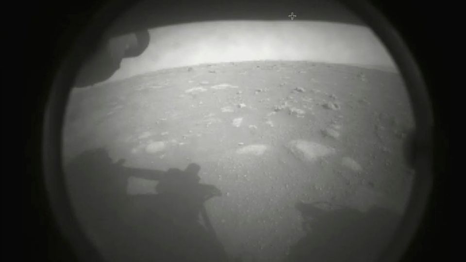 Das erste vom Perseverance-Rover gesendete Bild der Marsoberfläche Das erste vom Perseverance-Rover gesendete Bild der Marsoberfläche