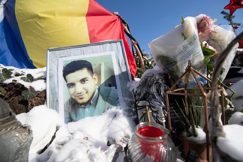 Ein Foto erinnert am Anschlagsort in Hanau-Kesselstadt an Vili-Viorel Paun, der erschossen worden war