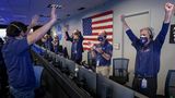 Nasa-Mitarbeiter reißen die Arme vor Freude in die Luft, als "Perseverance" auf dem Mars landet