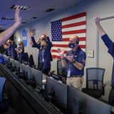 Nasa-Mitarbeiter reißen die Arme vor Freude in die Luft, als "Perseverance" auf dem Mars landet