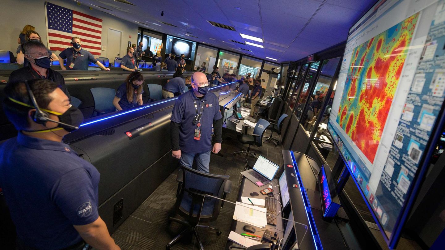 Nasa-Mitarbeiter warten auf die ersten Daten vom Mars-Rover
