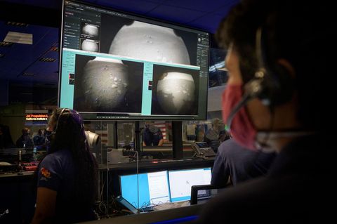 Da kommen sie: die ersten von "Perseverance" aufgenommenes Schwarz-Weiß-Fotos von der Mars-Oberfläche. Die Wissenschaftler hoffen, relativ schnell weitere Fotos, Videos und eventuell die ersten jemals auf dem Mars aufgenommenen Töne zu erhalten. 