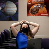 Ingenieurin Sierra Gonzales schaut sich die Übertragung der Landung des Nasa-Rovers an