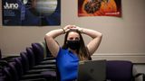Ingenieurin Sierra Gonzales schaut sich die Übertragung der Landung des Nasa-Rovers an