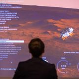 Der französische Präsident Emmanuel Macron verfolgt die Landung des Mars-Rovers