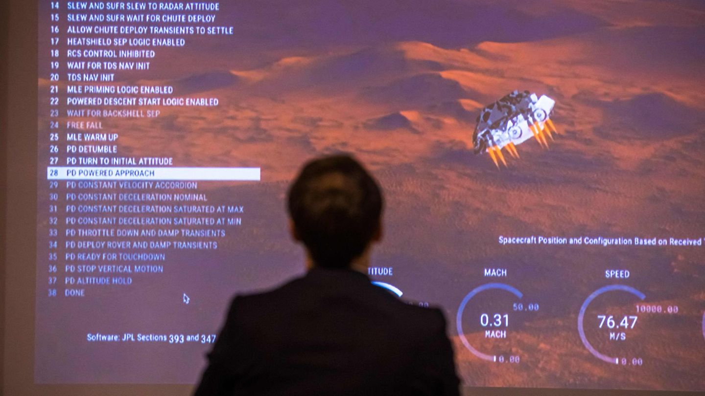 Der französische Präsident Emmanuel Macron verfolgt die Landung des Mars-Rovers