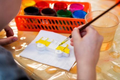Gipsfiguren werden gegossen und angemalt