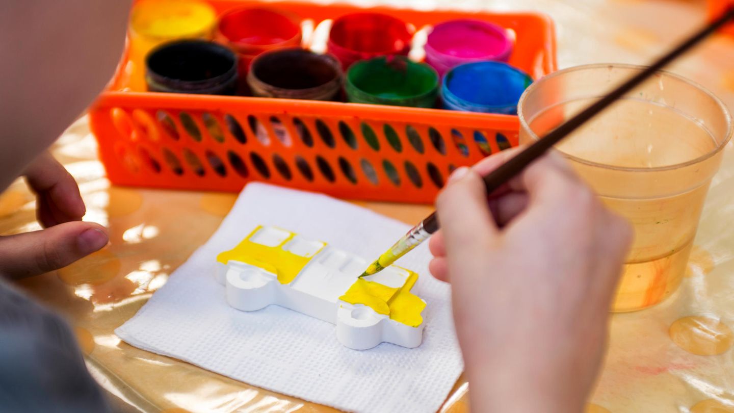 Gipsfiguren werden gegossen und angemalt