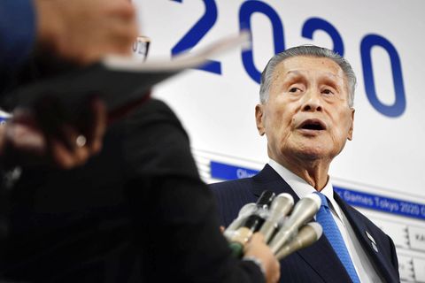 Der ehemalige Leiter des olympischen Komitees in Japan spricht mit Journalisten.