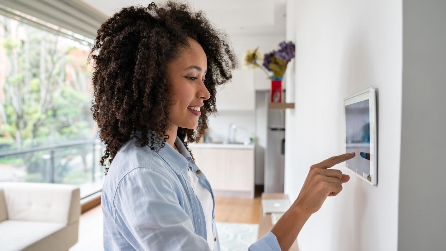 Ein Frau richtet ihr Smart Home ein – dank tink-Angebot.