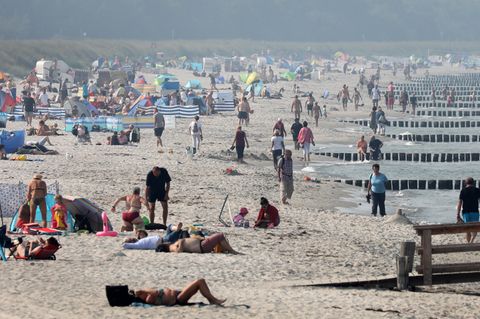 Badegäste auf der Halbinsel Zingst genießen das Spätsommerwetter am Ostseestrand