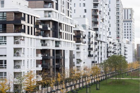 Blick in eine Straße mit Wohnhäusern in Düsseldorf