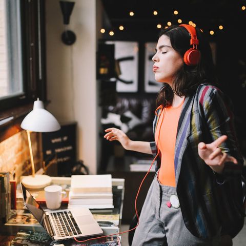 14 Menschen geben Tipps: Diese Songs und Serien helfen, wenn uns Corona wieder mal runter zieht