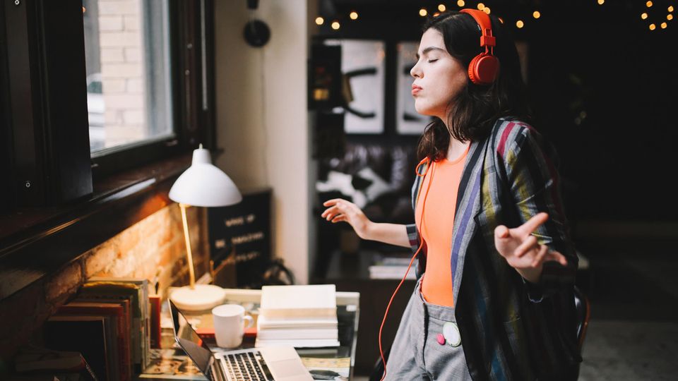 14 Menschen geben Tipps: Diese Songs und Serien helfen, wenn uns Corona wieder mal runter zieht