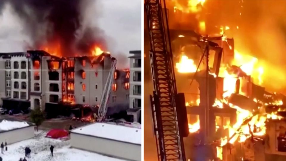 Feuer Wohnhaus San Antonio Texas USA Links ist tagsüber ein weißes Apartementhaus zu sehen, in dem Flammen lodern, rechts brennt das Feuer im Dunkeln immernoch