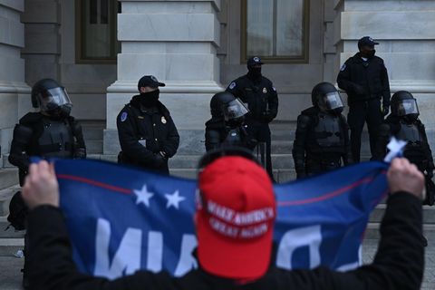 Trump-Anhänger konfrontieren Polizisten am 6. Januar vor dem US-Kapitol in Washington DC
