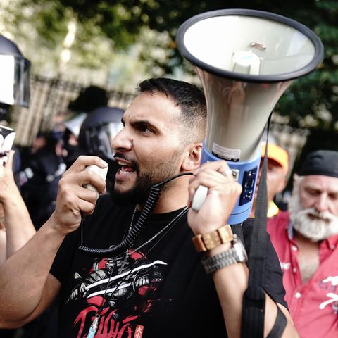 Attila Hildmann spricht vor der russischen Botschaft in Berlin bei einer Demonstration gegen die Corona-Maßnahmen.
