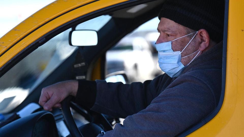 Yellow Cabs in New York Taxifahrer Joey Olivo sitzt in seinem Yellow Cab