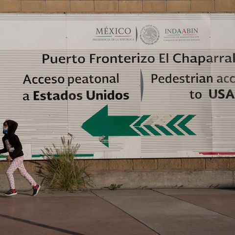 Ein Mädchen spielt, während ihre Eltern am Grenzübergang in Tijuana protestieren