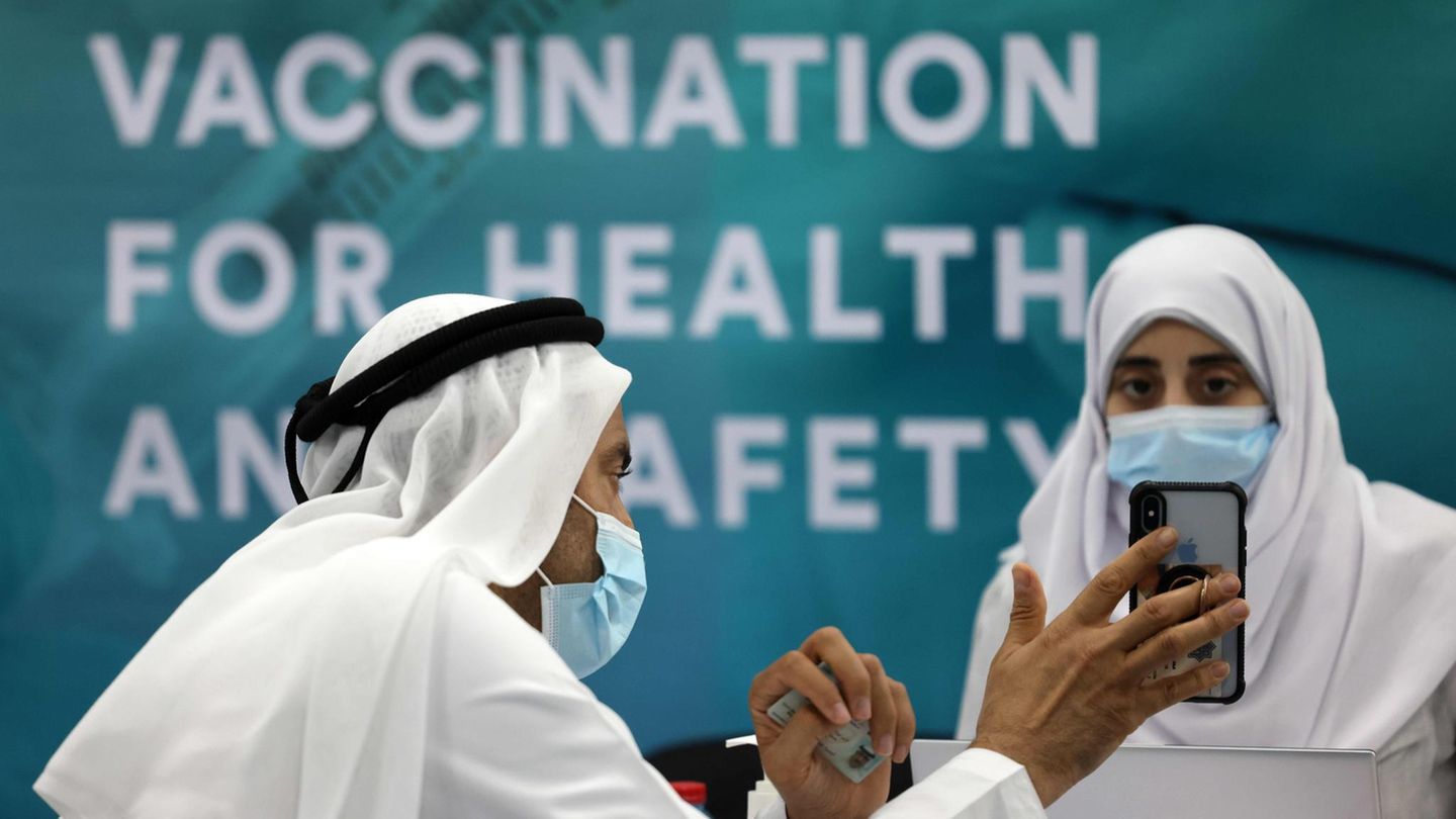 Registrierung in einem Impfzentrum im Dubai International Financial Center