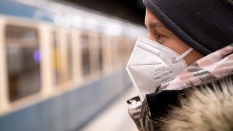 Coronavirus: Ein Frau mit FFP2-Maske wartet in einer U-Bahnstation auf die Bahn